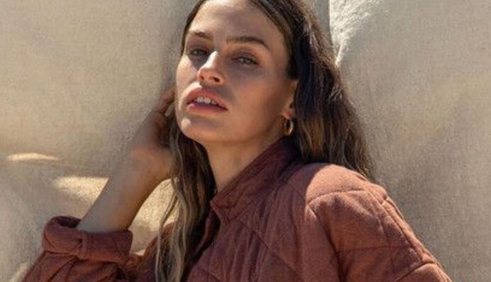 Стьобані жіночі куртки популярні восени 2023 року: які фасони в тренді