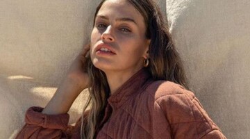 Стьобані жіночі куртки популярні восени 2023 року: які фасони в тренді