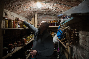 Как подсушить сырой подвал быстро и без ремонта: помогут народные методы