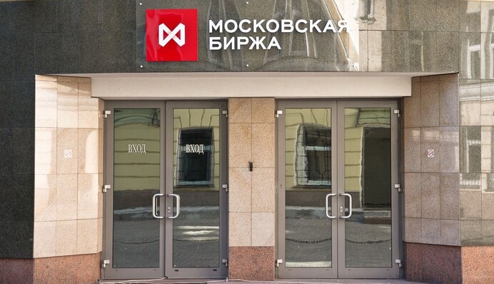 Лицемірство чи ділова практика? Хто досі допомагає росіянам заробляти мільйони доларів на фондових ринках