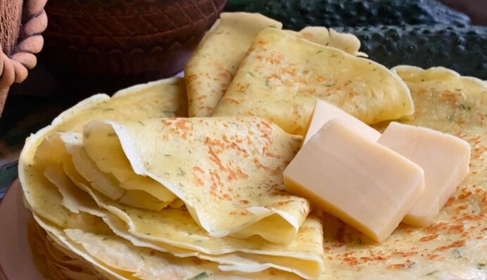 Блинчики с твердым сыром и зеленью стоит попробовать хотя бы раз: как их приготовить