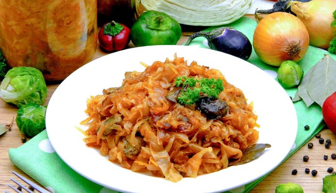 Рецепт солянки з капустою і грибами став хітом у господинь: як її приготувати