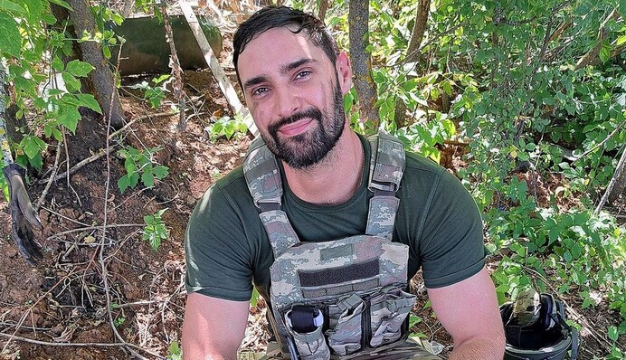 Подруга Козловського відповіла на закиди про те, що він пішов на фронт попіаритись