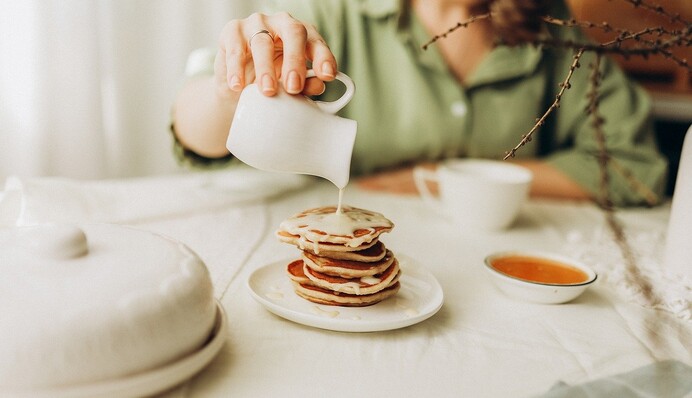Вкусное сгущенное молоко можно приготовить в домашних условиях: как это сделать