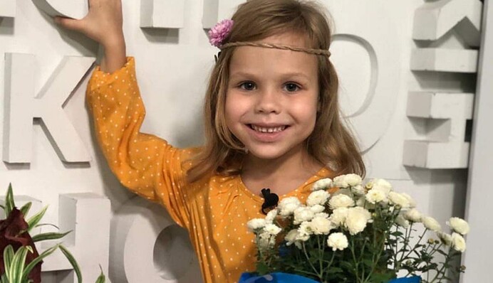 Говорили становиться на колени: 10-летняя Фрося Мельник рассказала об издевательствах в школе