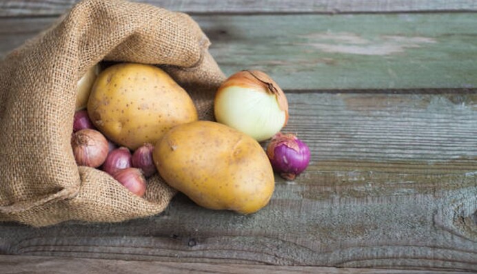 Есть серьезная причина: почему эксперты советуют никогда не хранить картофель и лук вместе