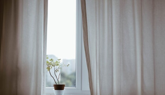 Дует из пластикового окна: как быстро найти и закрыть место сквозняка