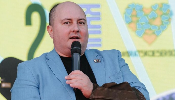 Зарплата невелика: Юрій Ткач після весілля скандального блогера поскаржився на доходи