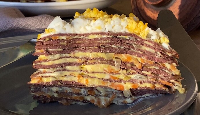 Закуска к празднику и на каждый день: рецепт печеночного торта с овощной начинкой