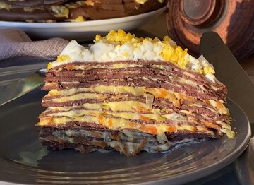 Закуска до свята і на кожен день: рецепт печінкового торта з овочевою начинкою