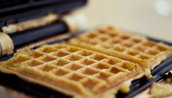 Смаком нагадують піцу: як приготувати солоні бельгійські вафлі з ковбасою та сиром