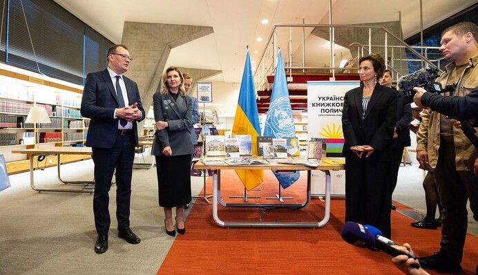 Олена Зеленська у жакеті з аплікацією відвідала бібліотеку ЮНЕСКО: фото