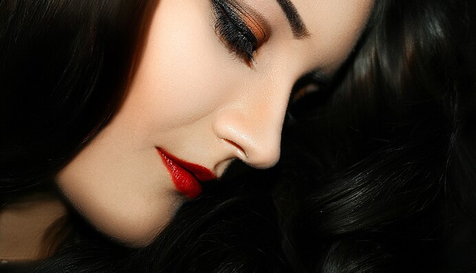 Безліч жінок ще й досі повторюють ці помилки в макіяжі: вони моментально старять