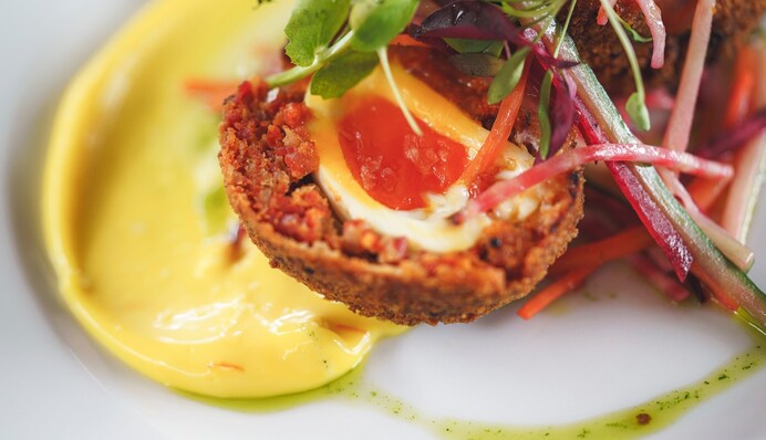 Как приготовить яйцо по-шотландски – блюдо, которое набирает популярность в сети