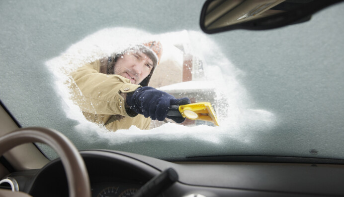 Водителей призвали никогда не использовать этот метод против льда на лобовом стекле