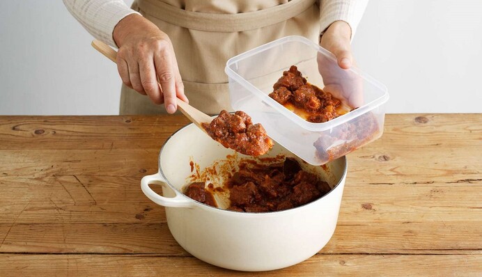 В сети стал популярным лайфхак для быстрого мытья жирных пластиковых контейнеров: видео