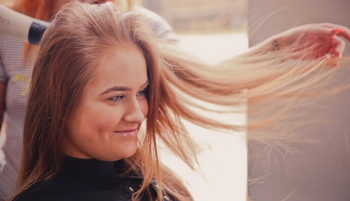 Експерти назвали найгірші помилки, які жінки роблять під час домашнього фарбування волосся