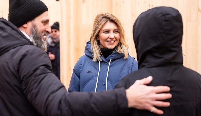 Олена Зеленська у синьому пуховику відвідала будівництво нового дому для родини переселенців: фото