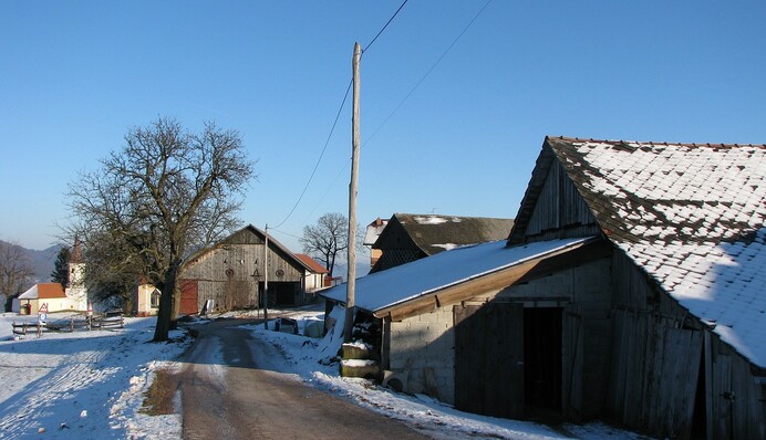 Чем посыпать скользкие дорожки возле дома: песок – не единственный вариант