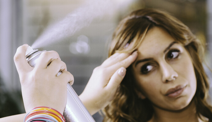 Эксперт предупредила, почему не стоит зимой пользоваться лаками и гелями для волос