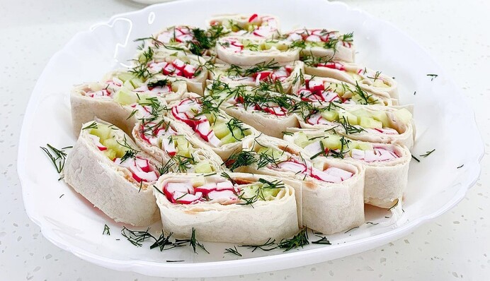 Рулетики с крабовыми палочками – вкусная замена обычному салату: как их готовить