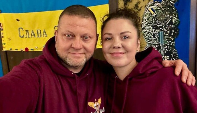 Валерий Залужный и его жена на редком селфи позировали в одинаковом наряде