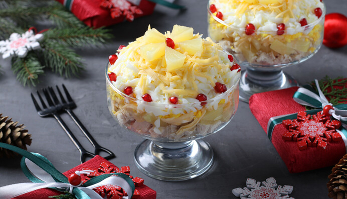 Що приготувати на Новий рік 2024: рецепт святкового салату з куркою та ананасами