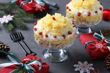 Що приготувати на Новий рік 2024: рецепт святкового салату з куркою та ананасами