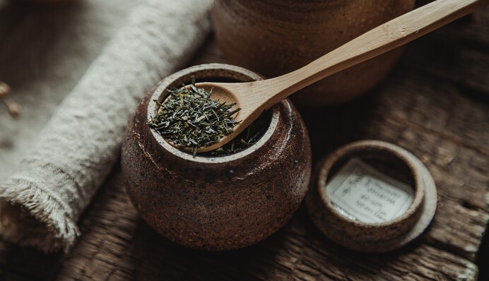 Як використовувати чайну заварку для підживлення рослин: найкращі способи