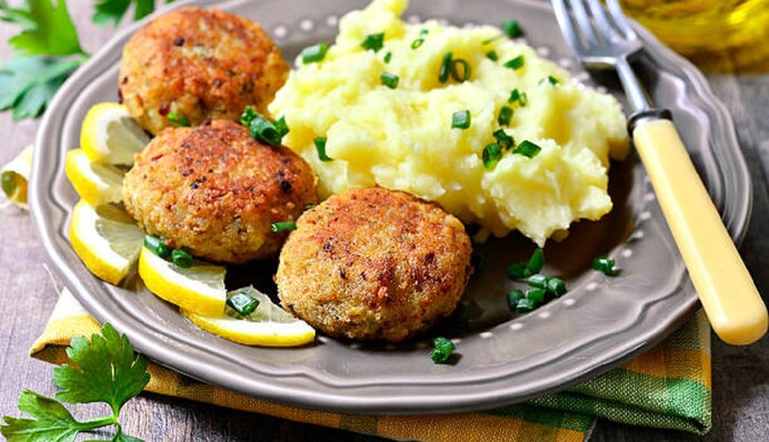 Котлеты по этому рецепту получаются особенно нежными и сочными: их следует попробовать