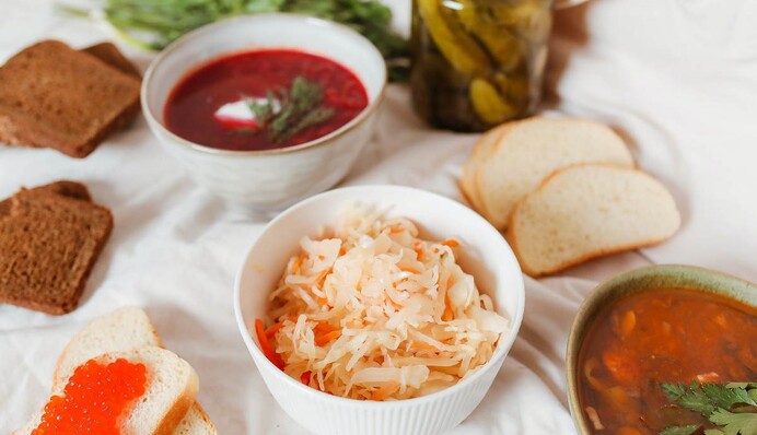 Классический рецепт никогда не подведет: как приготовить хрустящую квашеную капусту на зиму