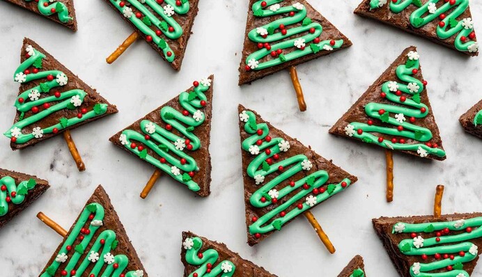 Простой десерт на Рождество и Новый год: как приготовить шоколадные елочки-брауни