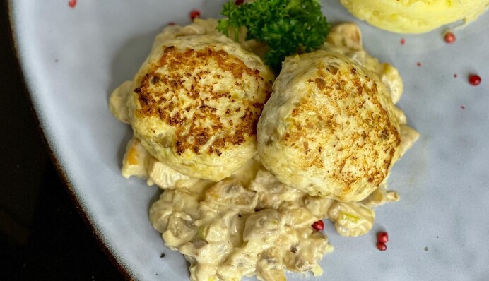 Нежные куриные котлеты с грибами – диетическое блюдо на ужин: как их приготовить