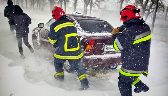 На дорогах разблокировано почти 900 единиц транспорта - спикер ГСЧС о снежном Армагеддоне