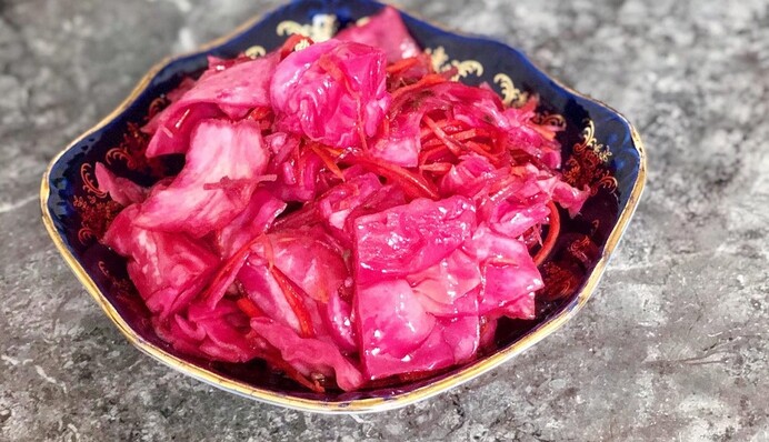 Будет готова через 5 часов: рецепт быстрой маринованной капусты со свеклой