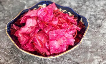 Буде готова за 5 годин: рецепт швидкої маринованої капусти з буряком