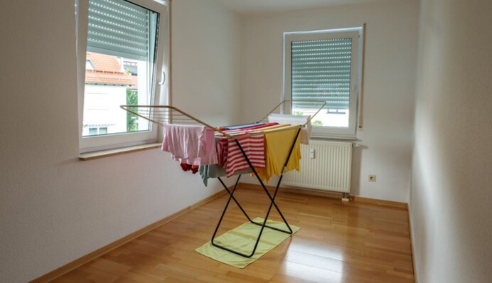 Почему нельзя сушить одежду на батарее: эксперт рассказал о вреде этой привычки