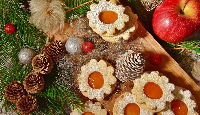 Как приготовить рождественское песочное печенье с вареньем: простой рецепт к зимним праздникам