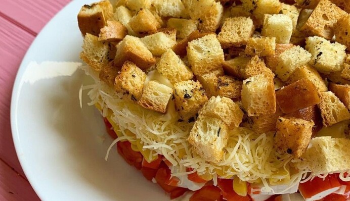 Необычный рецепт крабового салата к праздникам: так вы его еще не готовили