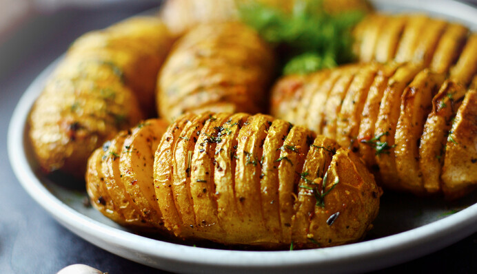 Картошку с салом можно запечь на шпажках в духовке: рецепт вкусной закуски