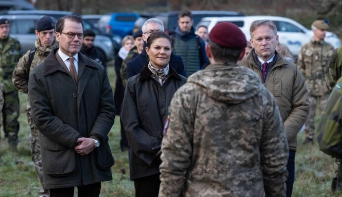 Кронпринцеса Швеції Вікторія з чоловіком відвідала українських військових у Британії: фото