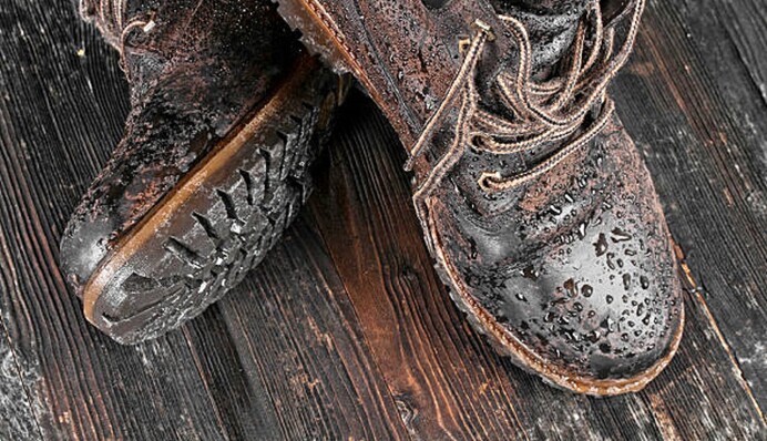 Лайфхак с горячей солью поможет быстро высушить мокрую обувь внутри