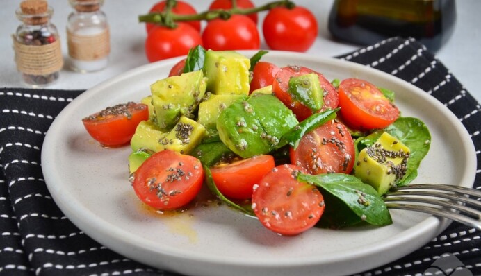 Что приготовить на Рождество: рецепт праздничного салата с красной рыбой и авокадо