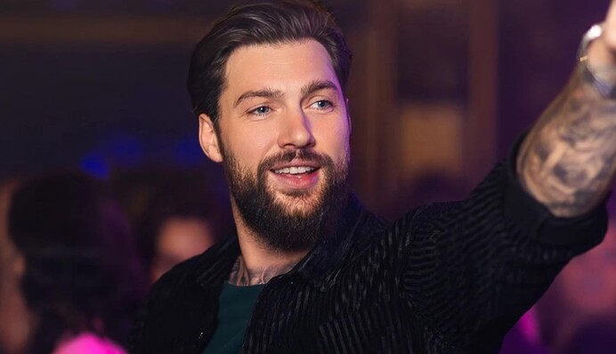 Подорожує по світу та співає російською: де зараз український співак Олег Кензов