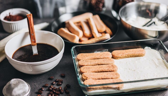 Простой рецепт тирамису без сырых яиц: как приготовить нежный десерт на Новый год