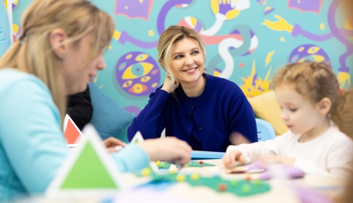 Кардиган індиго та штани шоколадного відтінку: модний зимовий образ Олени Зеленської