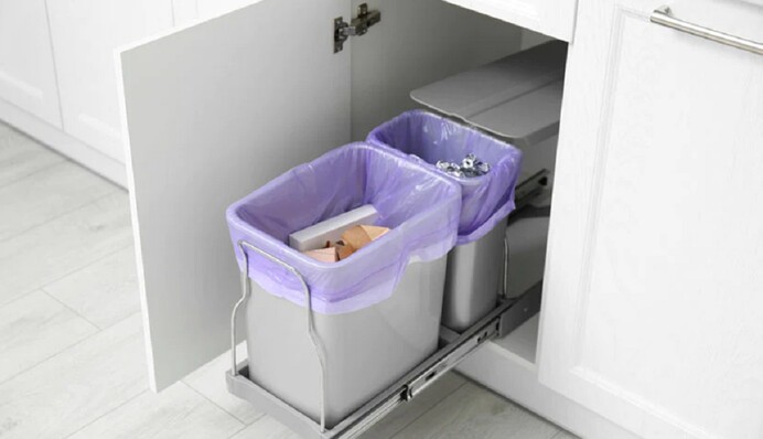 Почему не стоит держать мусорное ведро в кухонном шкафчике: от этого больше вреда