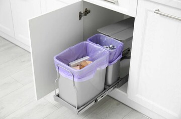 Почему не стоит держать мусорное ведро в кухонном шкафчике: от этого больше вреда