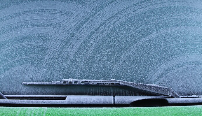 Лайфхак зі звичайною сіллю допоможе розморозити лобове скло за лічені хвилини