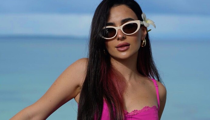 Анна Трінчер виправдалася, чому показує розкішне життя під час війни